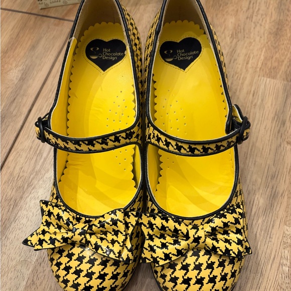 Stylish Yellow Houndstooth Heels - Picture 2 of 7